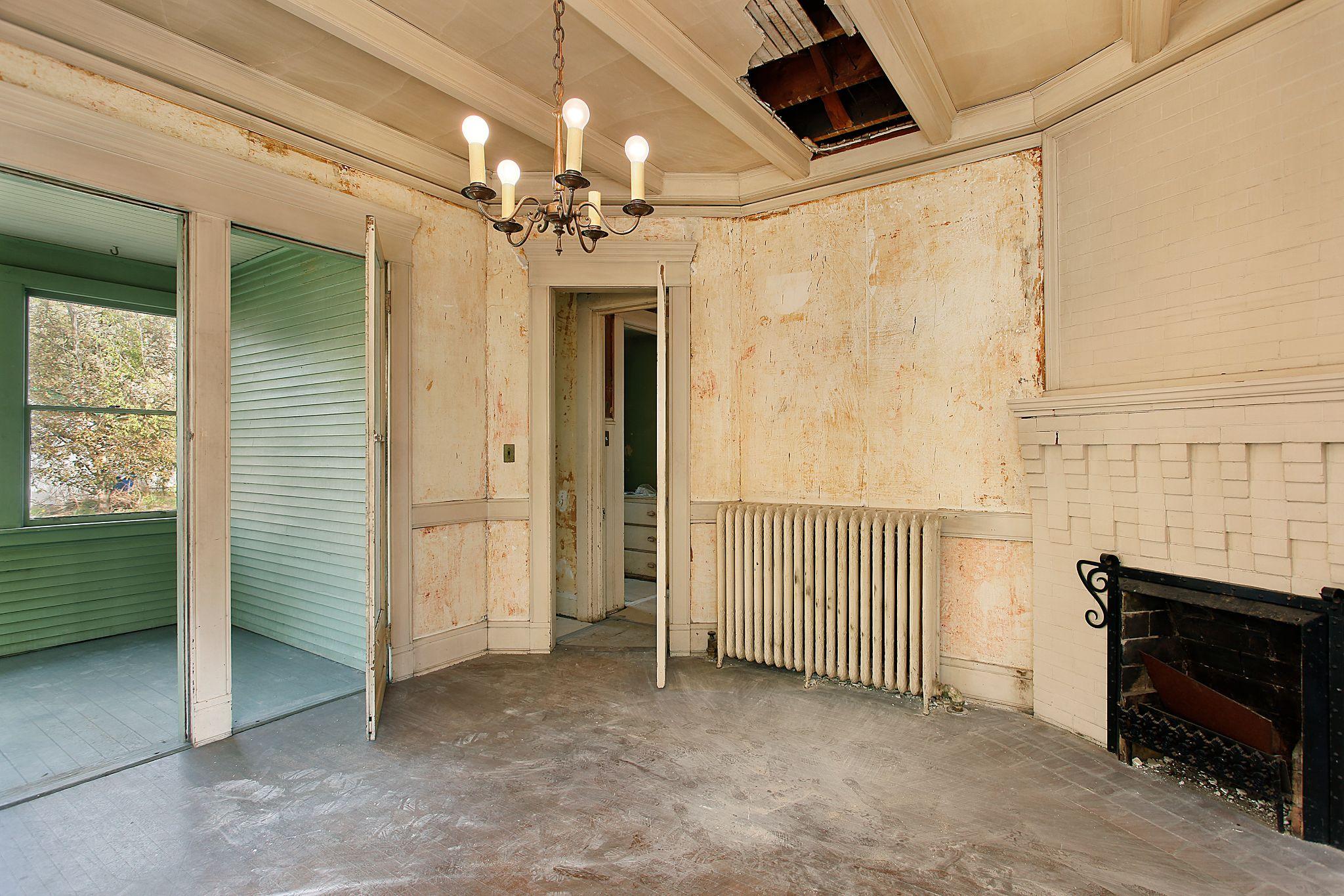 dining-room-with-peeling-paint-in-old-abandoned-home