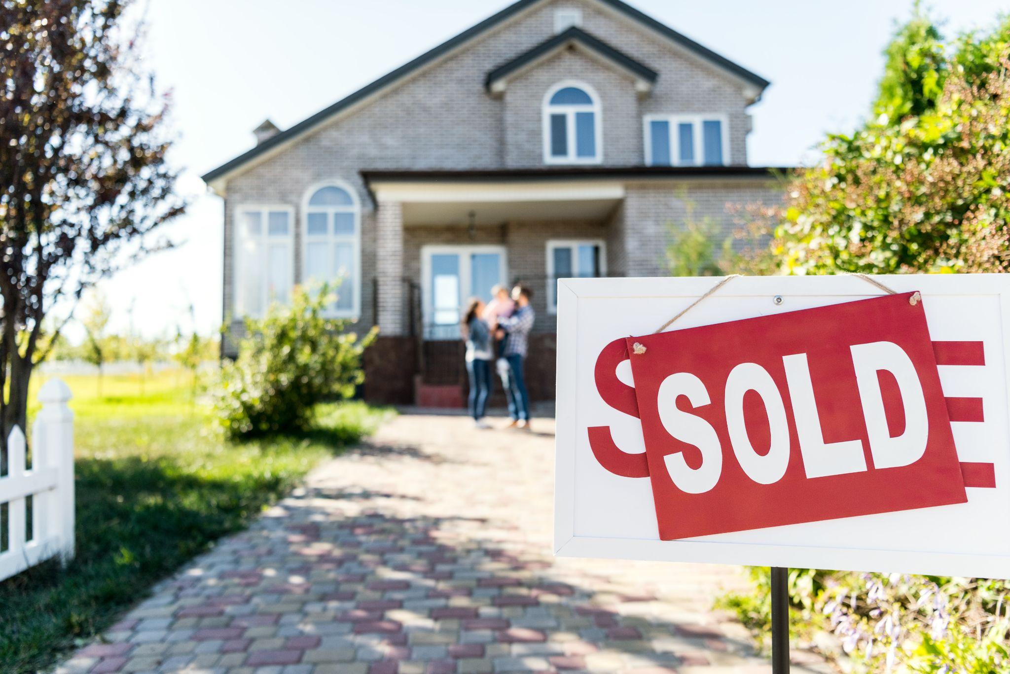 Homeowners who have just sold their house without paying real estate agent fees